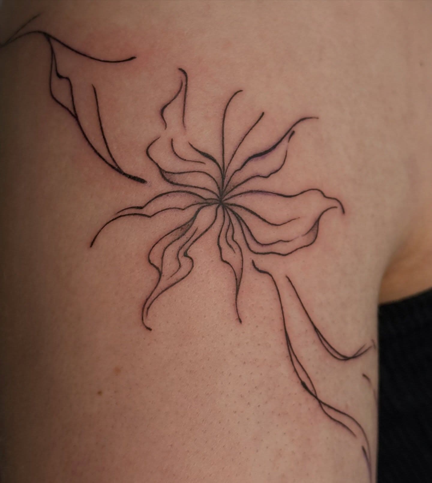 Ornamentale bloem op de rug in fine line